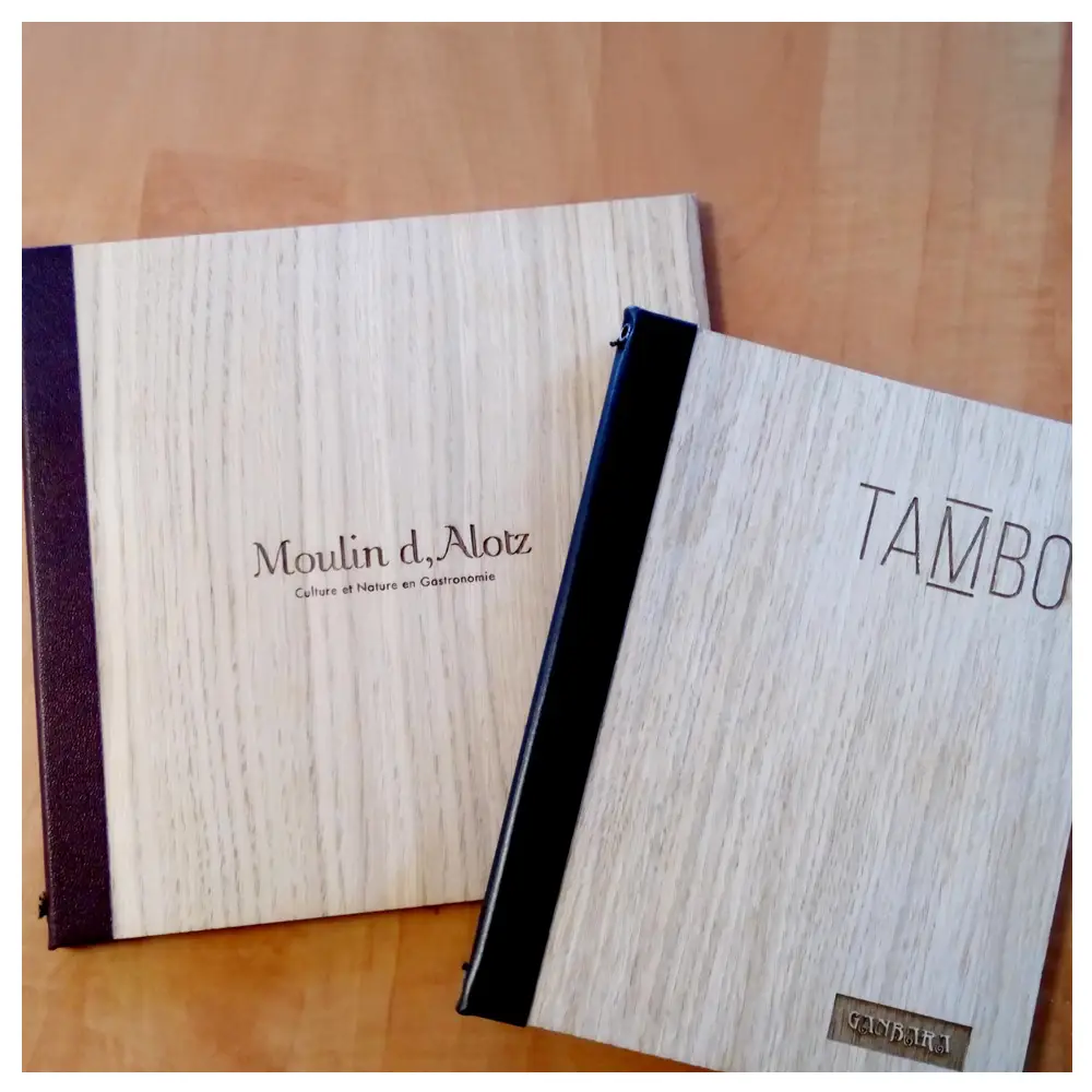 carta de menú en madera grabada y piel de cabra