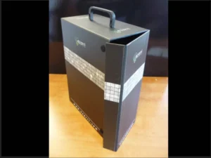 Petaca con puerta, cierre de velcros y maneta