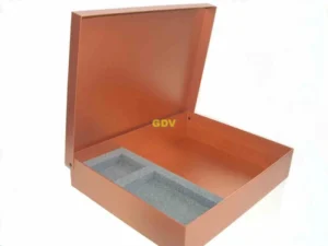 Caja tapa abatible con remaches