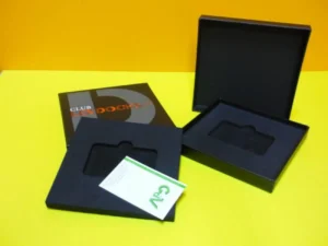 Caja base y tapa con espuma portatarjeta