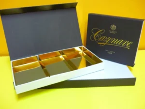 Caja bombones pliego textura y estampación interior oro