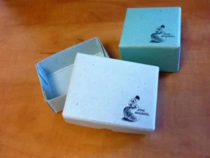 Cajas base y tapa en cartón glace verde serigrafiado