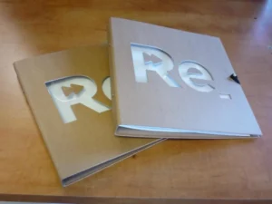 Carpeta letras troquelas y cierre broche