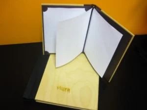 Cartas de madera con soportes troquelados