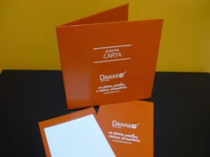 Cartas estampadas y solapas imantadas