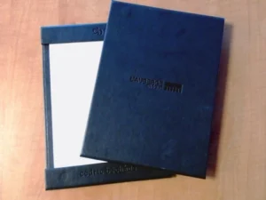 Cedric Bechade piel y huella gofrada