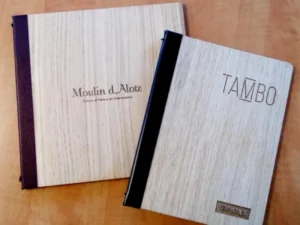 Carta de menú en madera grabada y piel cabra