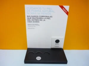 Expositor con bases troquelada y cajetín