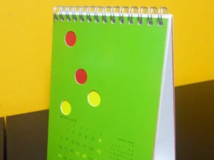 Calendario sobremesa troquelado hojas