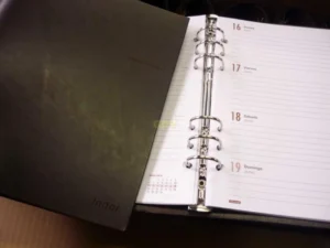 Agenda en piel con grabado laser anillas de agenda con pulsador