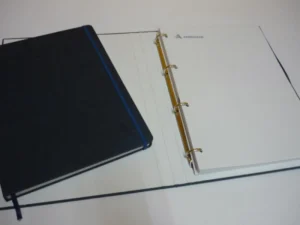 Carpeta Amenabar detalle gofrado goma de cierre