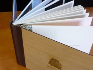 Encuadernación libro tapas de madera grabadas