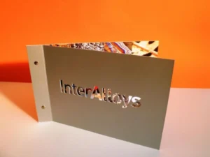 Folleto con letras troqueladas pasantes