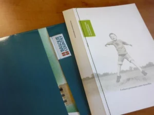 Cosido etiquetas sobre folletos y tapas