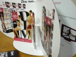 Folleto con decorado pop up