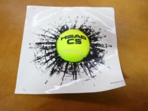 Street marketing pelota pegada sobre vinilo