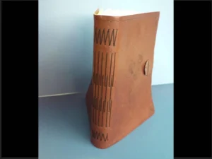 Puntada larga medieval sobre símil piel gofrada