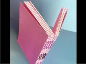 Apertura en plano de costura al aire cruzada y bordes rotos