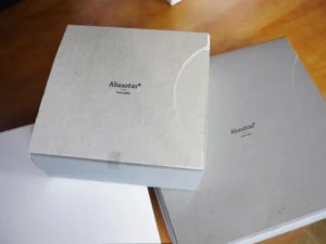 Cajas tartas en cartón visto e impresión relieve